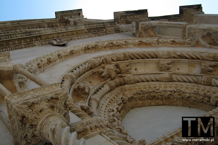 Katedra św. Jakuba w Szybeniku - detale nad portalem
