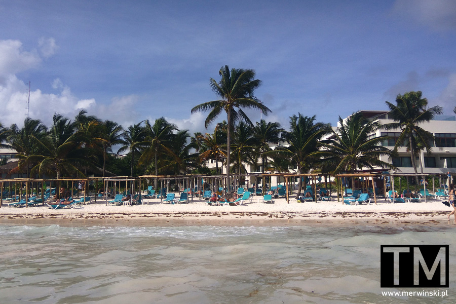 Widok na hotel Akumal Bay Resort z Morza Karaibskiego