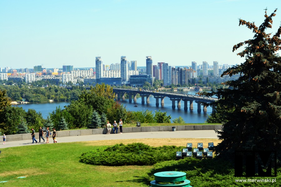 Zwiedzanie Kijowa można rozpocząć od wzgórza, z którego widać całe miasto