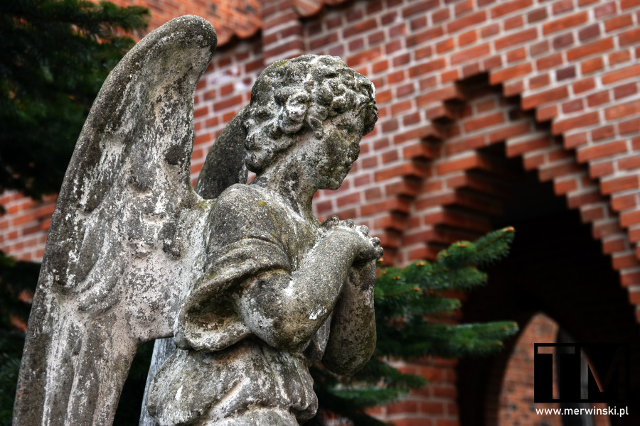 Rzeźba anioła przed toruńskim kościołem