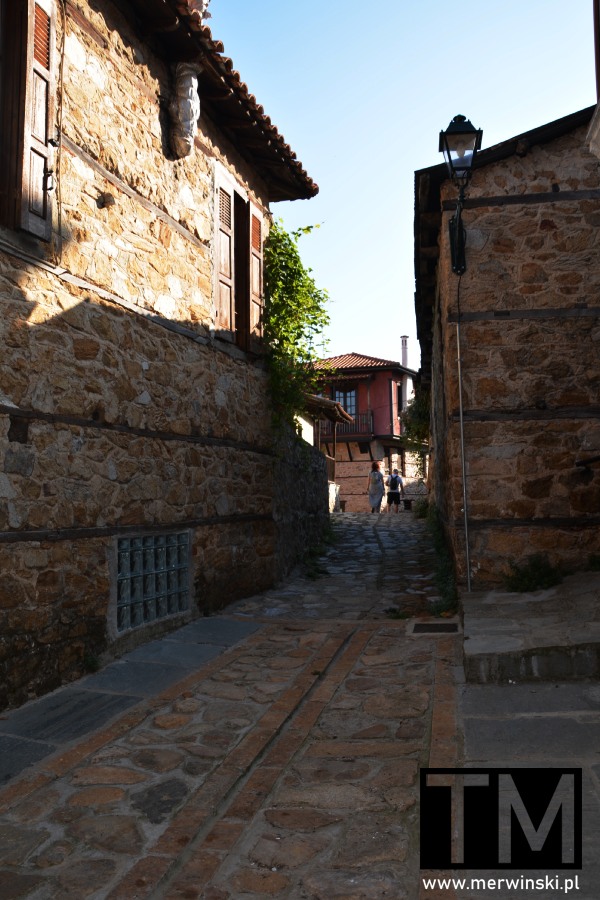 Wąskie greckie uliczki, spokojna miejscowość - oto Arnaia