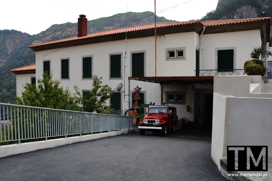 Pojazd i budynek straży pożarnej w Dolinie Zakonnic na Maderze