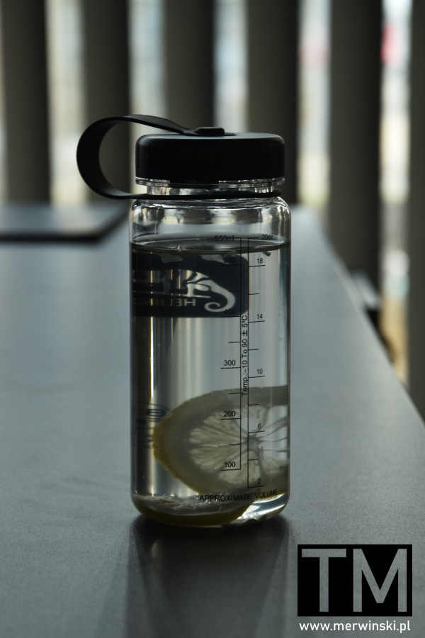 Mała butelka Tritan Helikon-Tex w użyciu w biurze - butelka na wodę z miarką