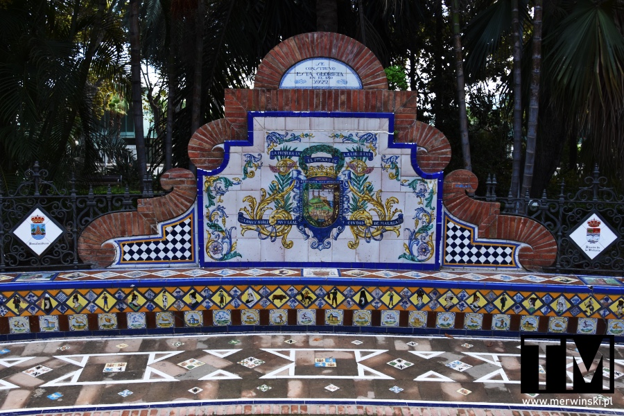 Ozdobna ławka z azulejo w parku w Andaluzji