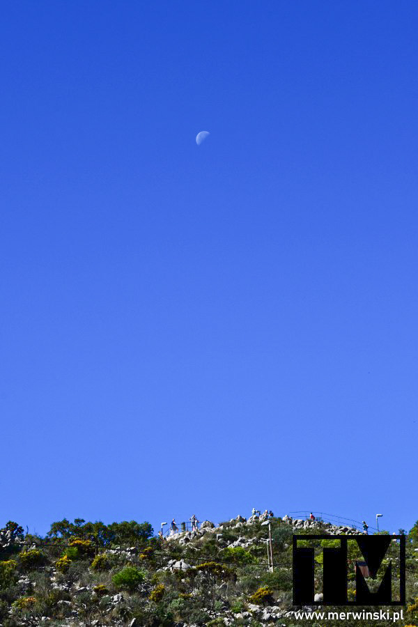 Księżyc nad Monte Calamorro niedaleko Benalmádeny