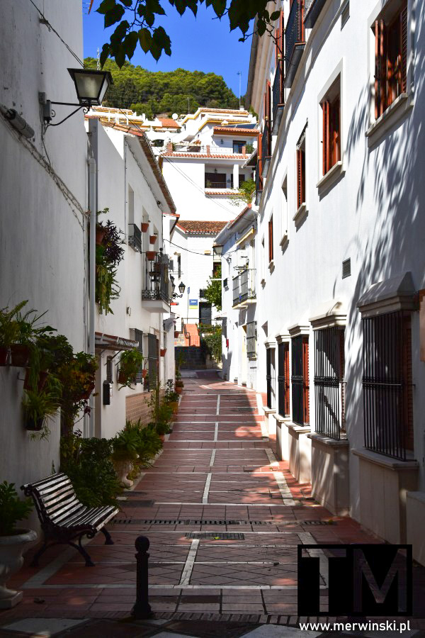 Benalmádena Pueblo - biała uliczka w Andaluzji