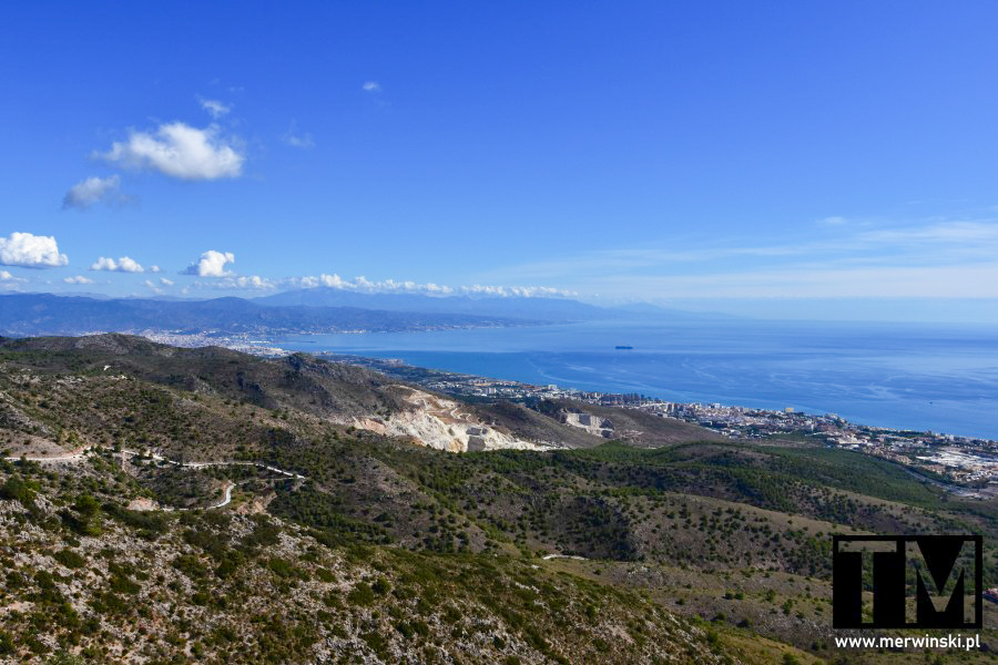 Góry i wybrzeże Costa del Sol w Benalmádenie