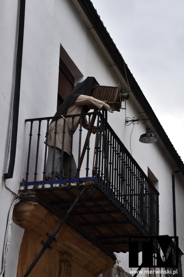 Manekin kamerzysty na balkonie w Rondzie w Hiszpanii