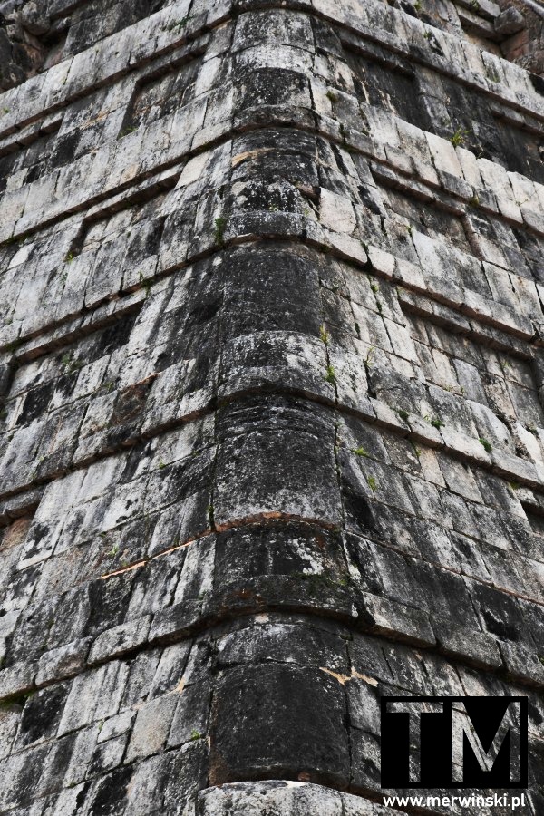 Zbliżenie na piramidę w Chichén Itzá