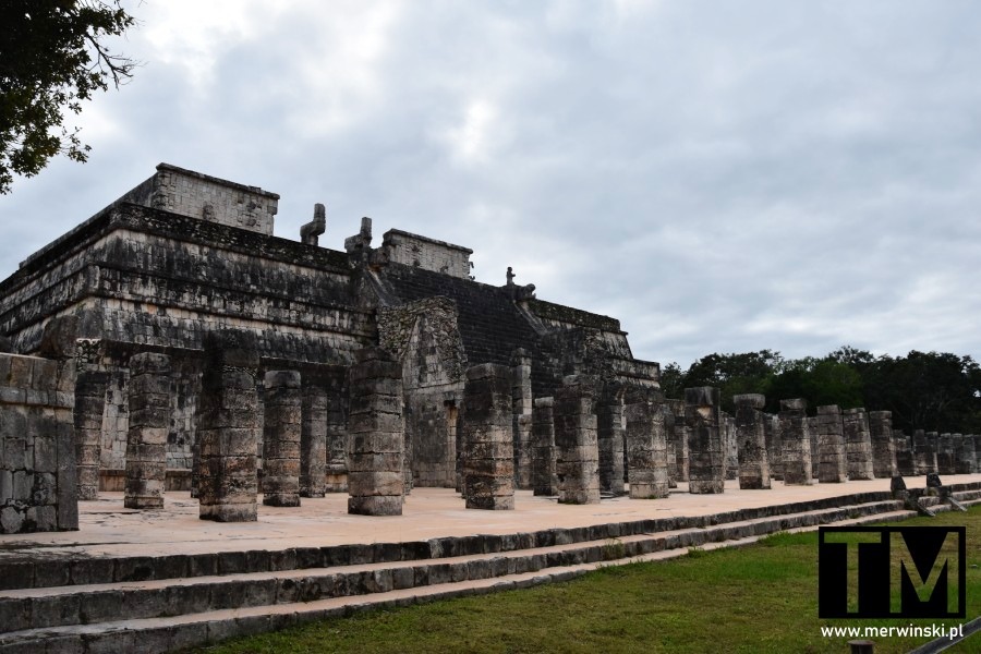 Kolumny przed Świątynią Wojowników w Chichén Itzá