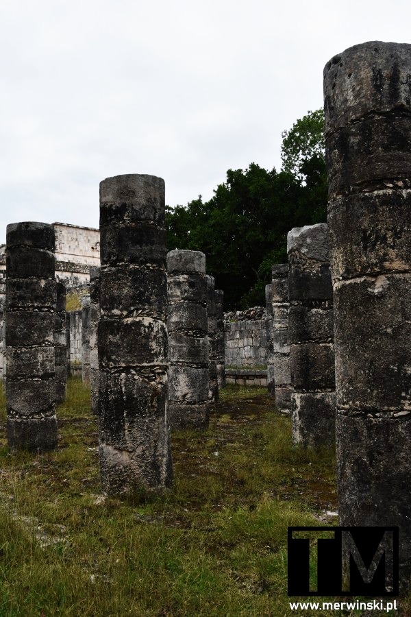 Kolumnada w Chichén Itzá w Meksyku