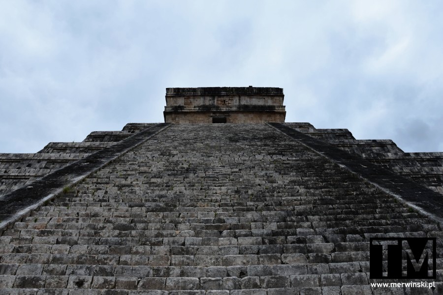 Widok od dołu na El Castillo w Chichén Itzá