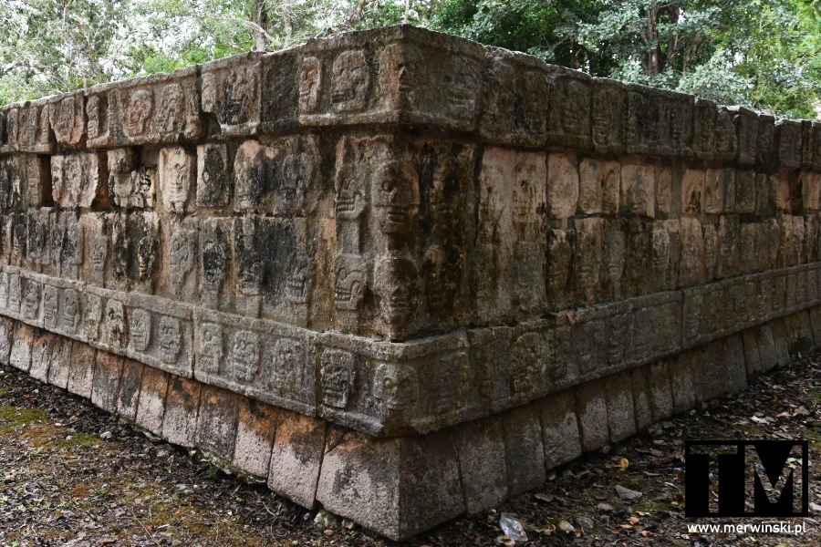 Trupie czaszki jako reliefy na ruinach Majów w Meksyku
