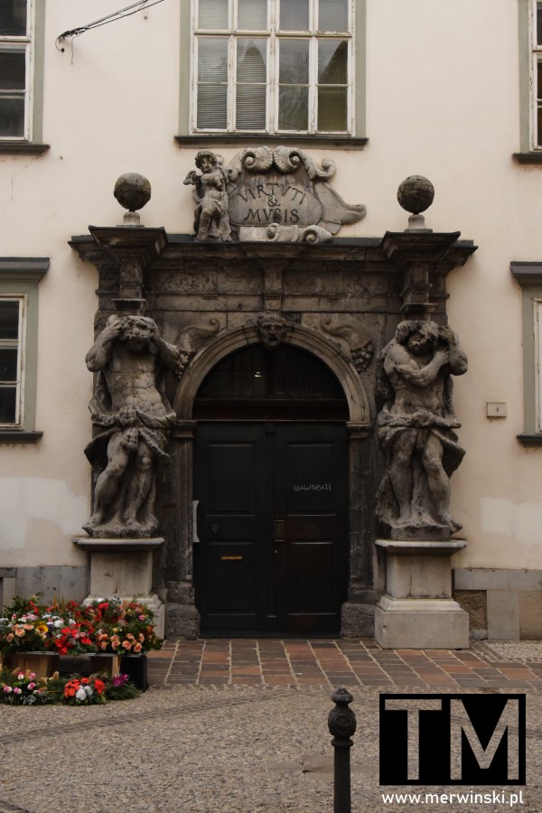 Rzeźby przy bramie do Seminarium Duchownego w Lublanie