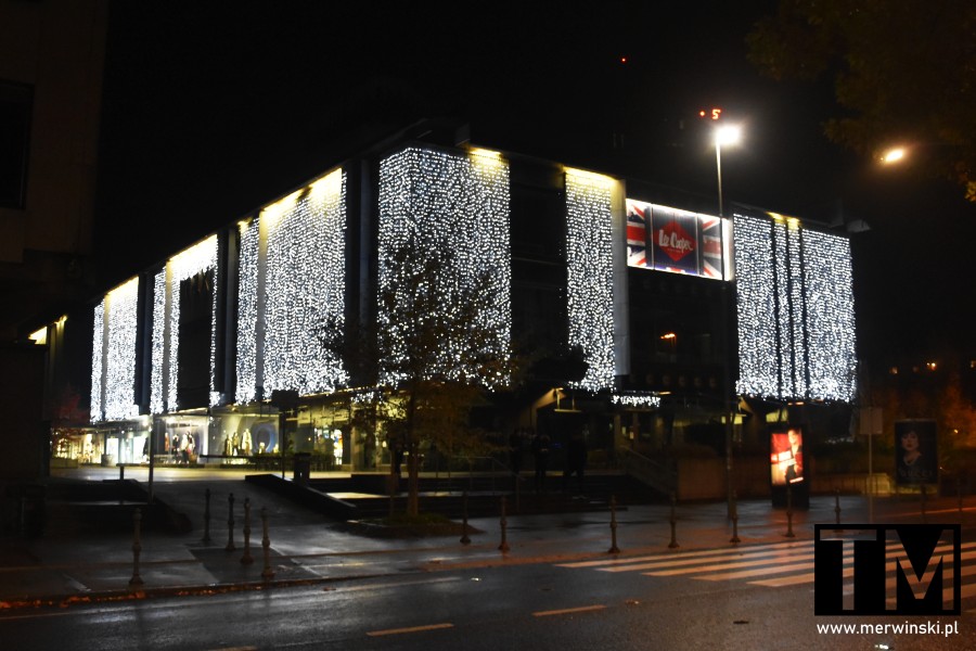 Centrum handlowe w Lublanie nocą