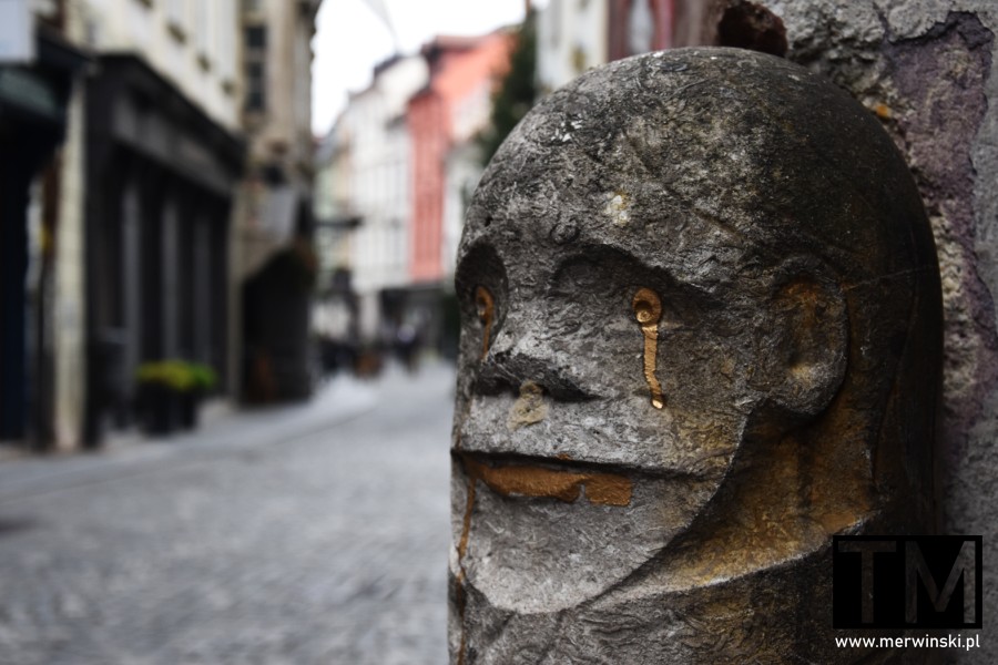 Rzeźbiona głowa na Starym Mieście Lublany