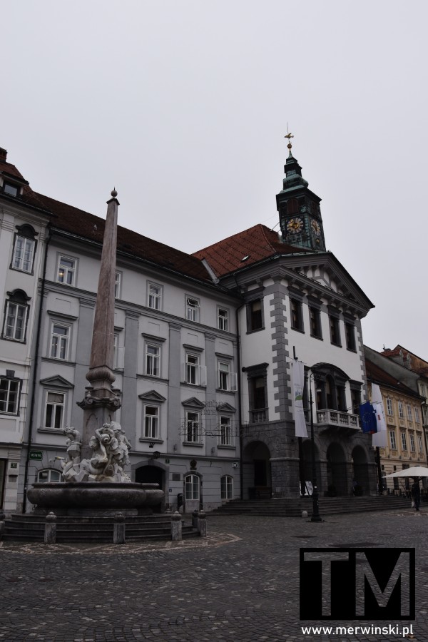 Robbov vodnjak i ratusz miejski w Lublanie