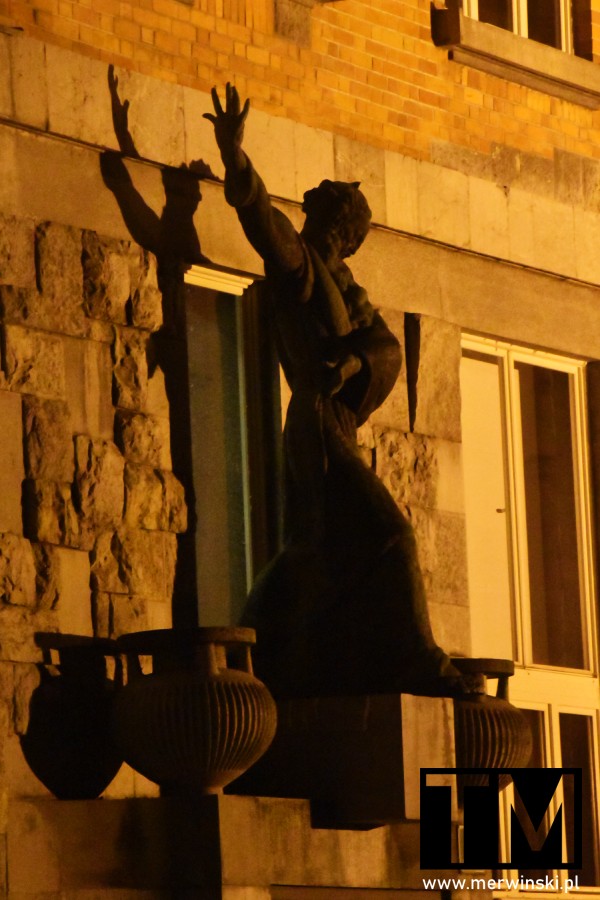 Rzeźba na budynku biblioteki Uniwersytety Lublańskiego
