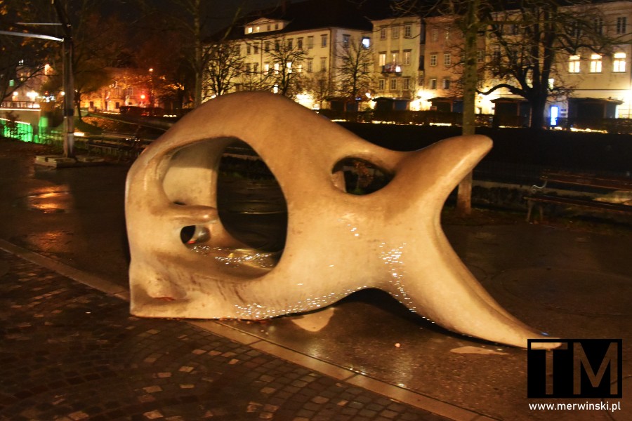 Rzeźba na brzegi rzeki Lublanicy w Lublanie