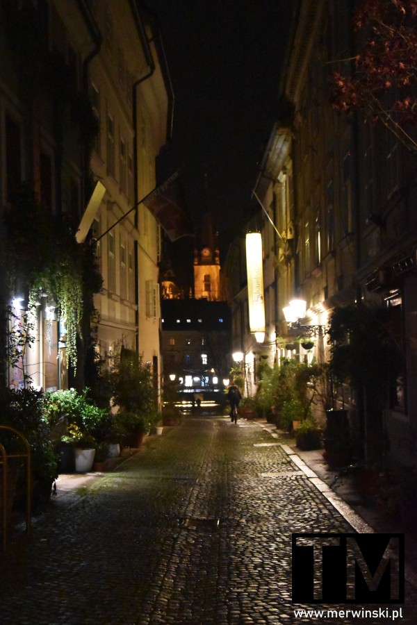 Zabytkowa uliczka w Lublanie nocą