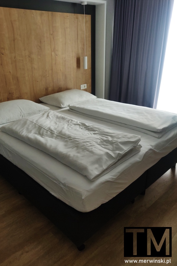 Łóżko w pokoju M hotel Lublana
