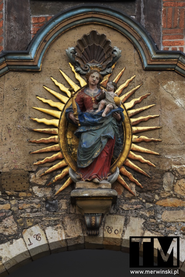Maryja jako ozdoba nad bramą wjazdową w Hildesheim