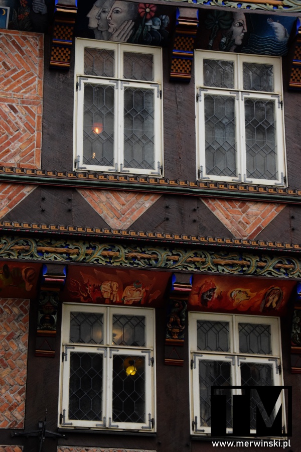 Zdobienia przy oknach starego budynku w Hildesheim (Dolna Saksonia)