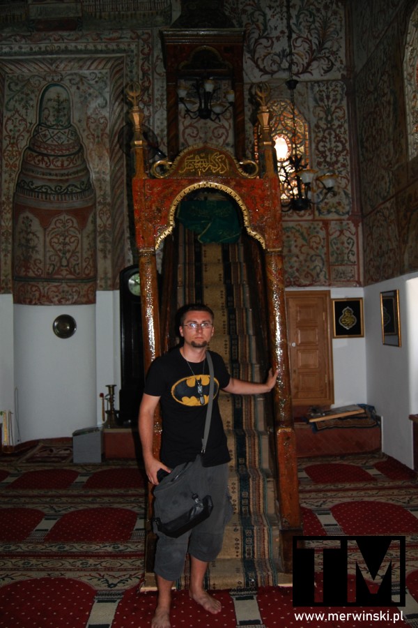 Tomasz Merwiński wewnątrz meczetu Ethema Beja w Tiranie