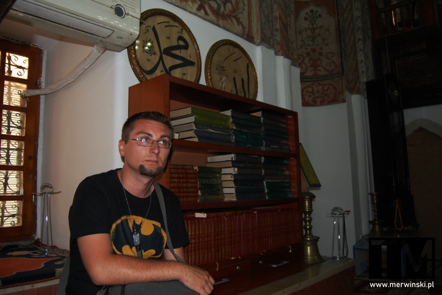 Tomasz Merwiński w meczecie Ethema Beja w Albanii (Tirana)