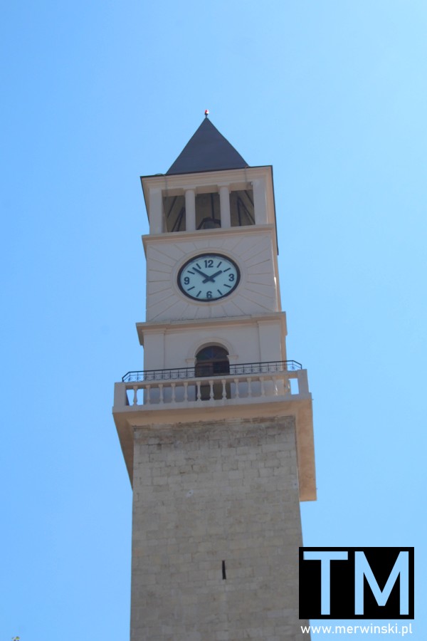 Szczyt tirańskiej Wieży Zegarowej w Albanii