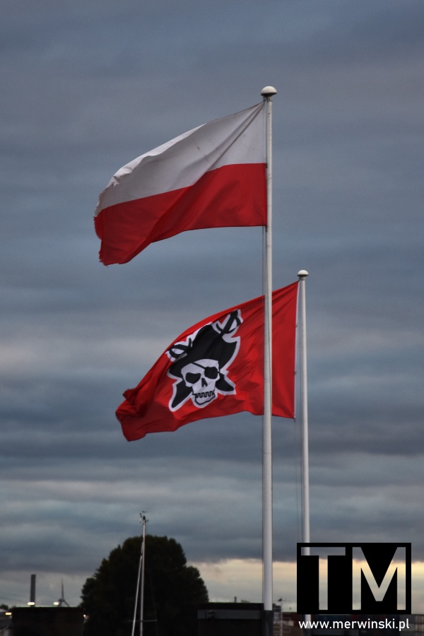 Flaga Polski i piratów w Niemczech (Hamburg)