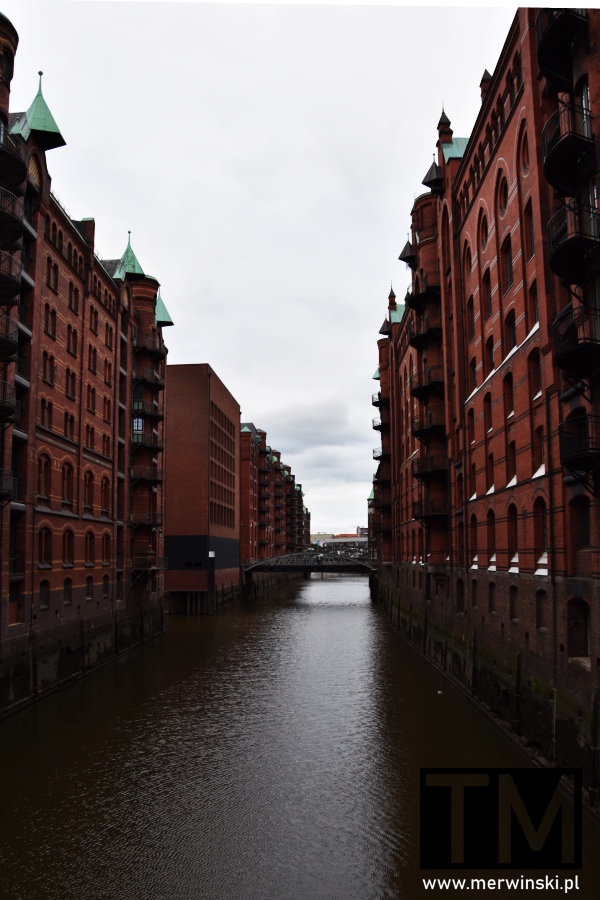 Historyczne spichlerze i budynki portowe w Hamburgu