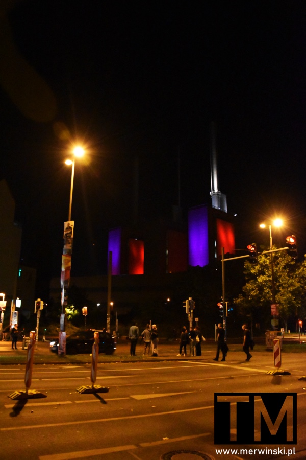 Budynek elektrociepłowni w Hanowerze nocą