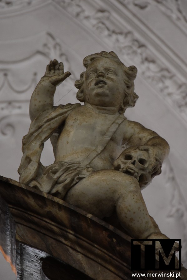 Dziecko z czaszką w dłoni w Lubece w katedrze