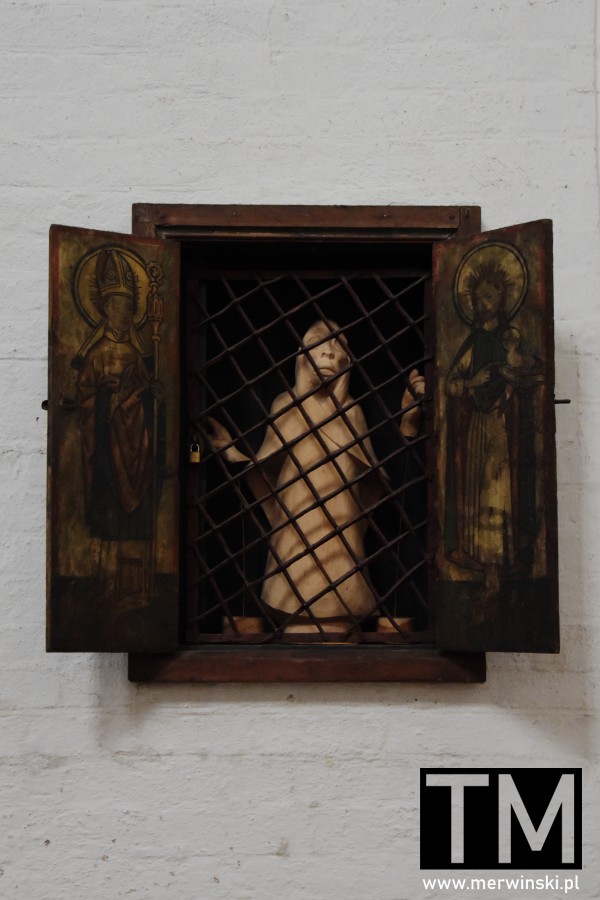 Figurka za kratami w Lubece w katedrze