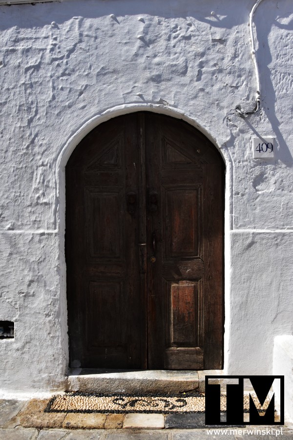 Drzwi do domostwa w Lindos w Grecji
