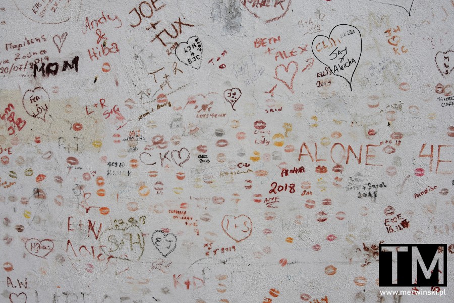 Ściana z podpisami turystów w Lindos
