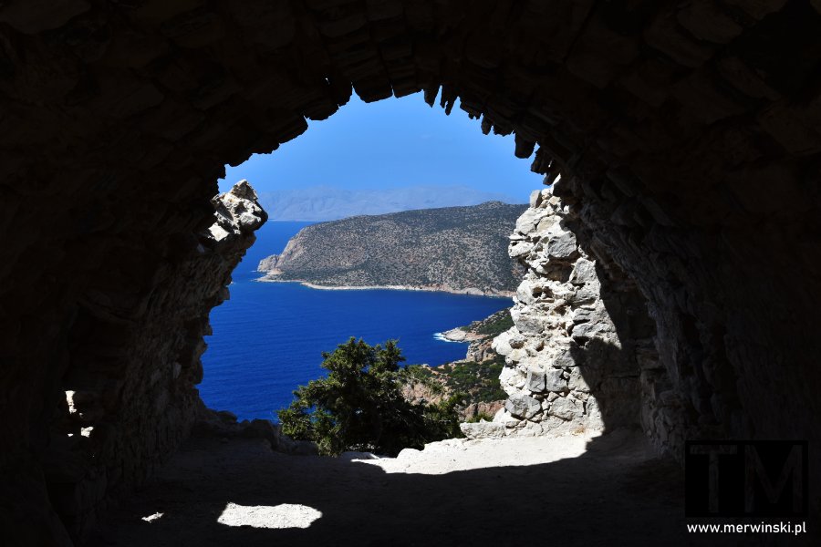 Zamek Monolithos słynie z łukowego sklepienia z widokiem na morze
