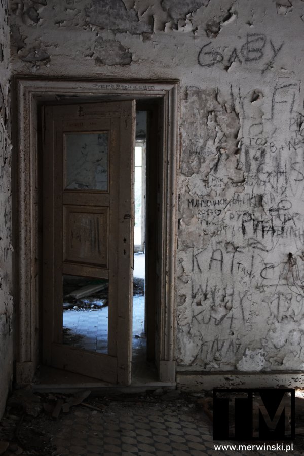 Drzwi i ściana w urbexie na Rodos