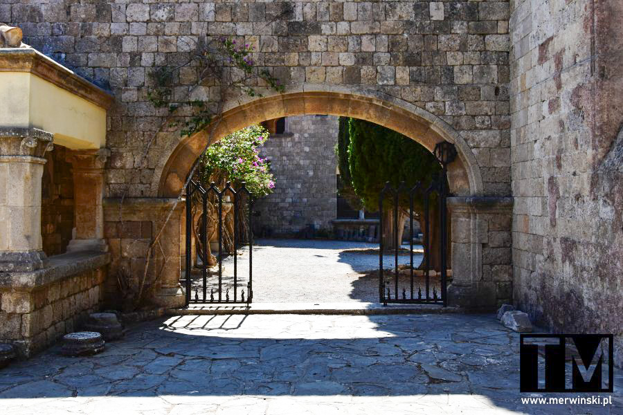 Metalowa brama w ruinach Filerimos