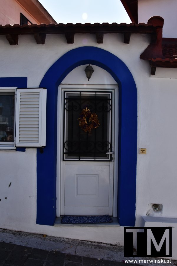 Drzwi do budynku w Theologos w Grecji (wyspa Rodos)