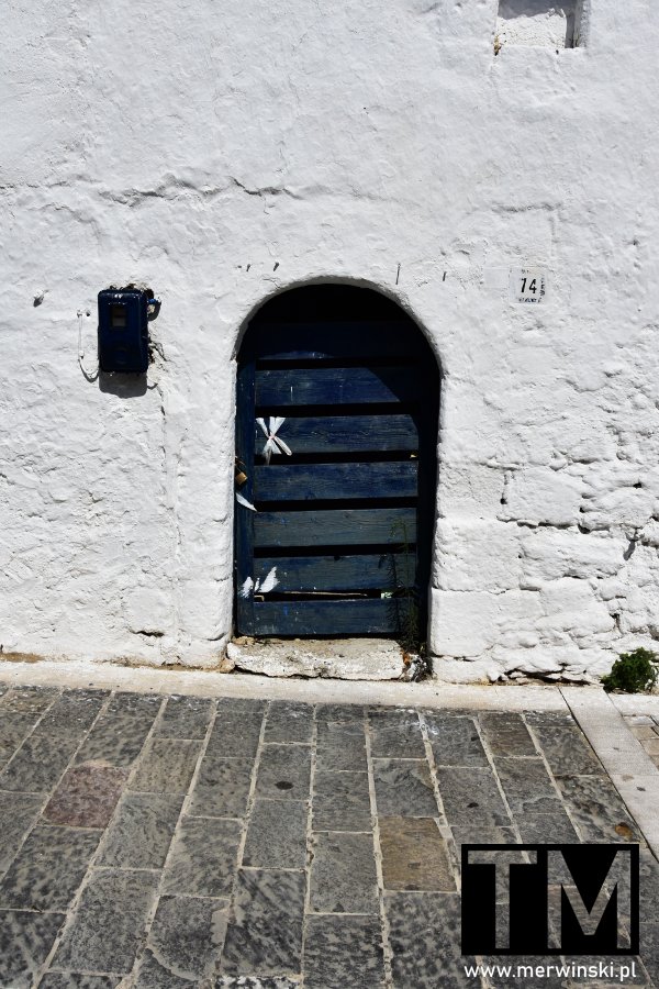 Drewniane drzwi do budynku w Theologos na Rodos