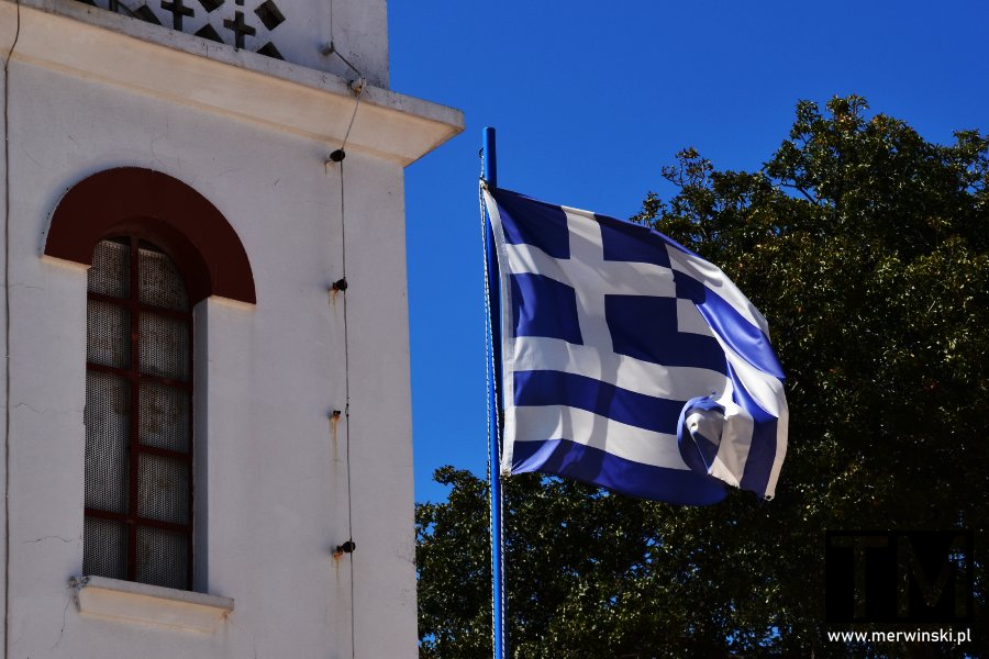 Flaga grecka przy kościele św. Spirydona w Theologos