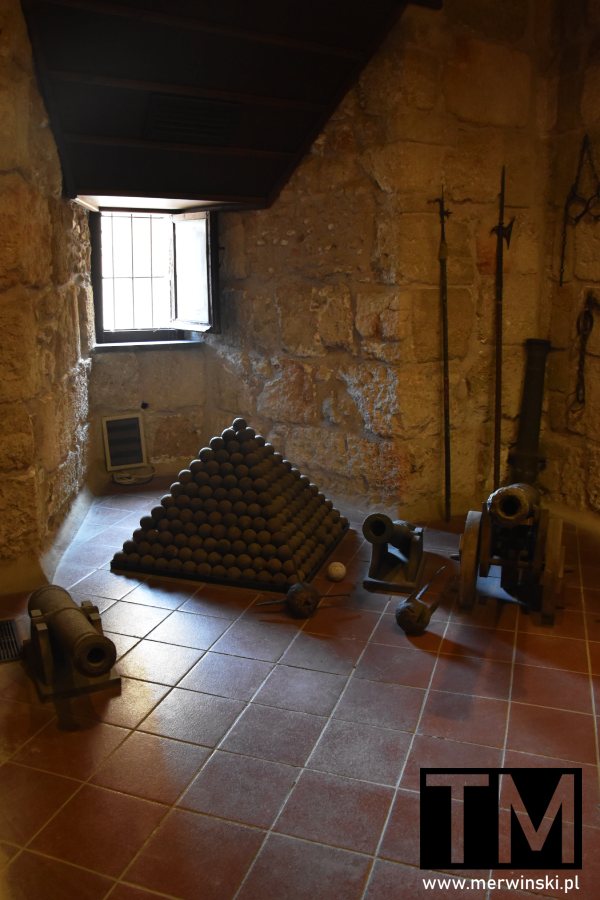 Armaty i kule w pałacu Wielkiego Mistrza Zakony Maltańskiego na Rodos