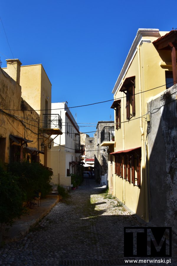 Wąska uliczka starego miasta w Rodos