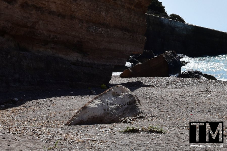Kamienista plaża Fourni pośród skał (Grecja)
