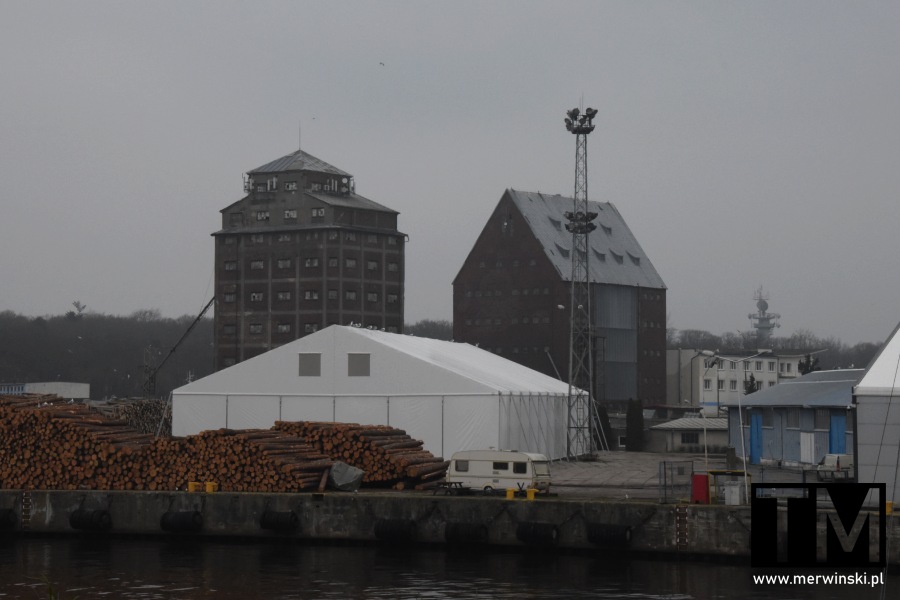 Skład drewna w porcie przy Urzędzie Celnym w Kołobrzegu