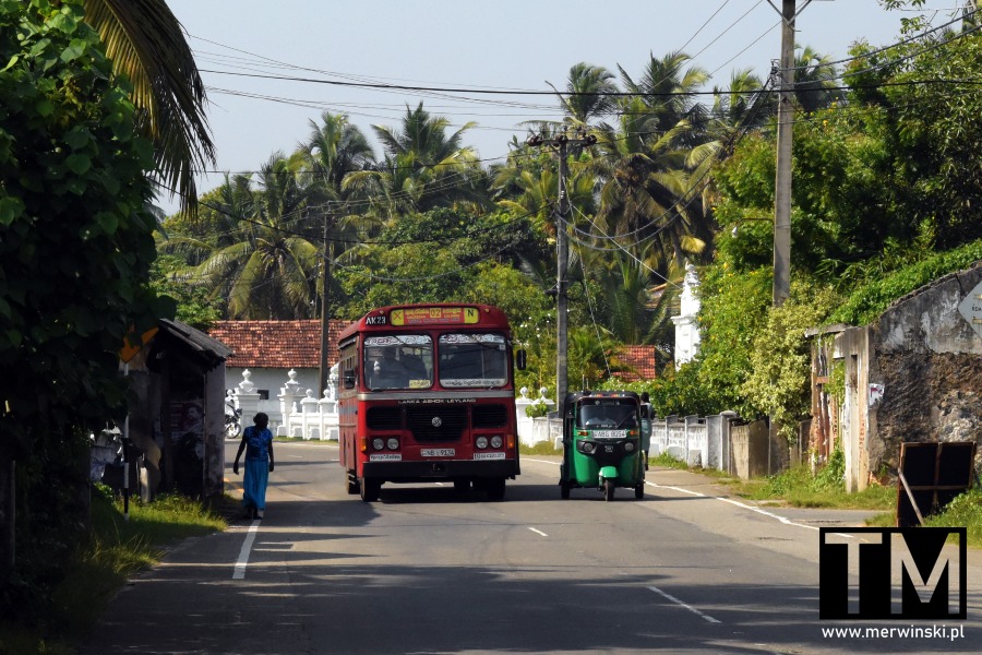 Autobus wyprzedza tuk-tuka w Ahungalli