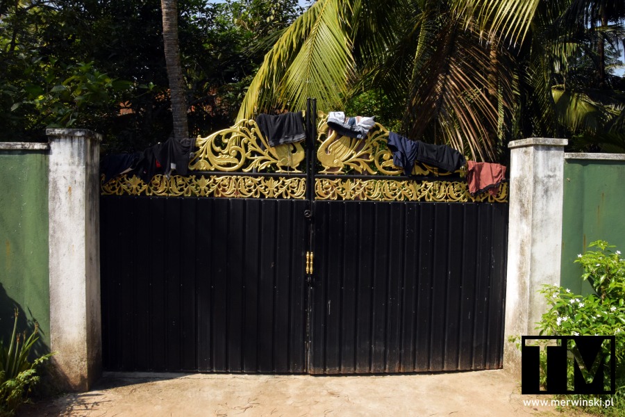 Ubrania suszące się na bramie w Ahungalli w Sri Lance
