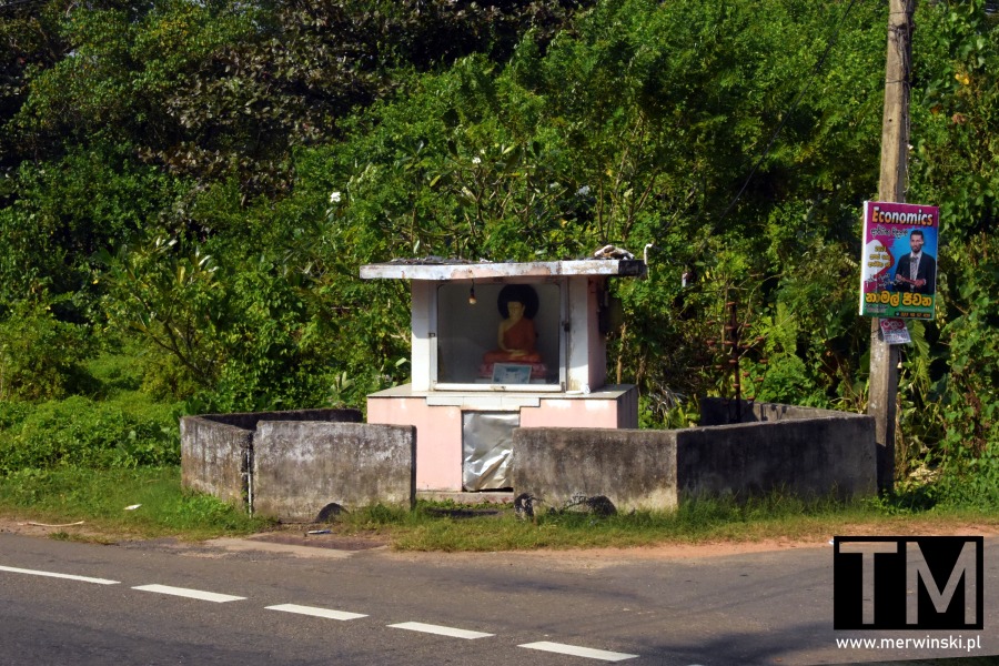 Ahungalla, buddyjski posążek przy drodze